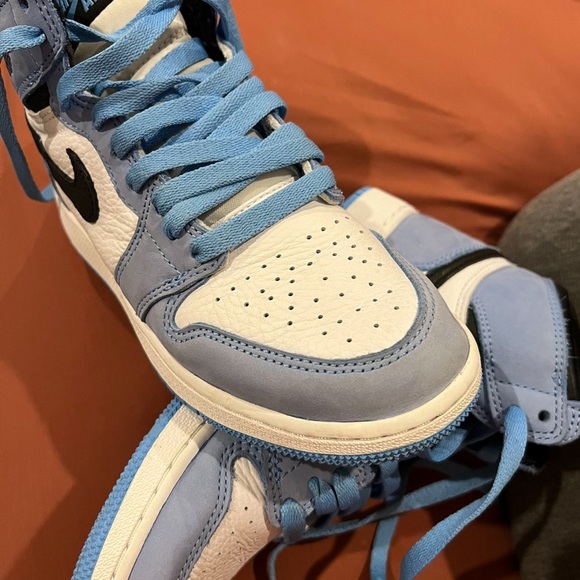 Air Jordan 1UNC Sneakers - Picture 4 of 4